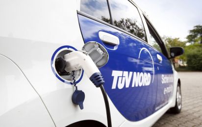 Engagement fürs Klima 40 Ladestationen für E Autos entstehen auf dem Hamburger TÜV NORD Standort